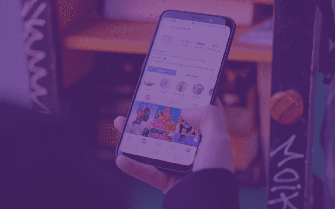 Une personne qui scrolle sur Instagram avec son téléphone