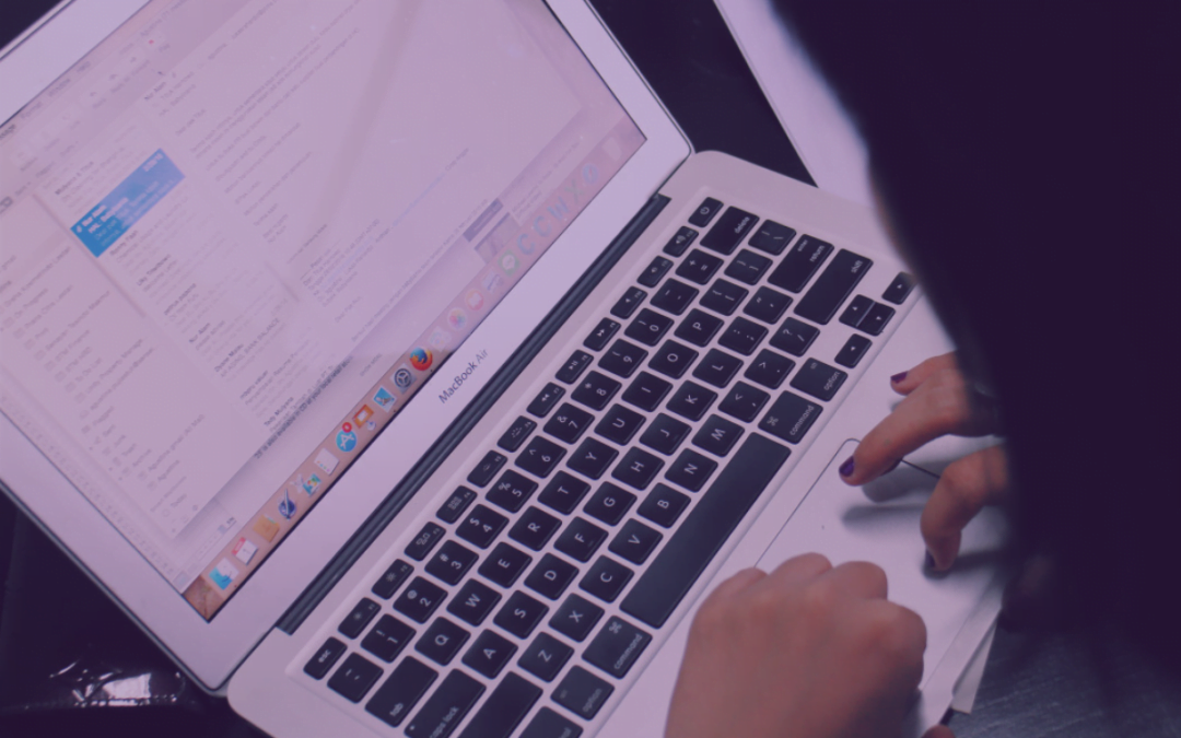 Une personne qui rédige du contenu