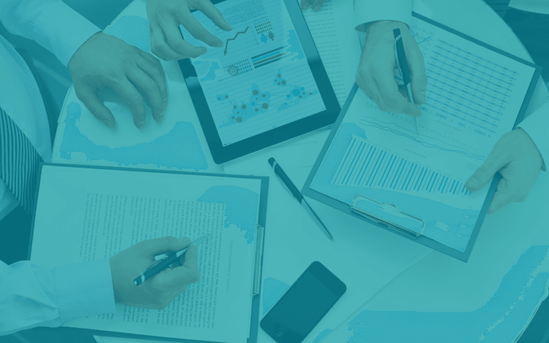 Des personnes en réunion avec des documents