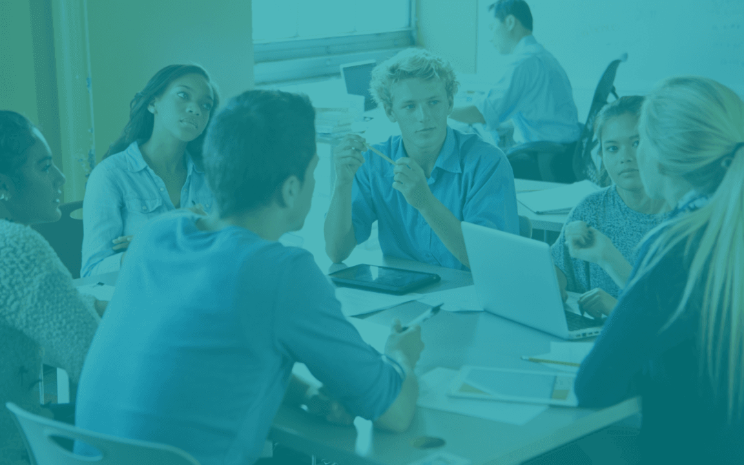 Des élèves autour d'une table